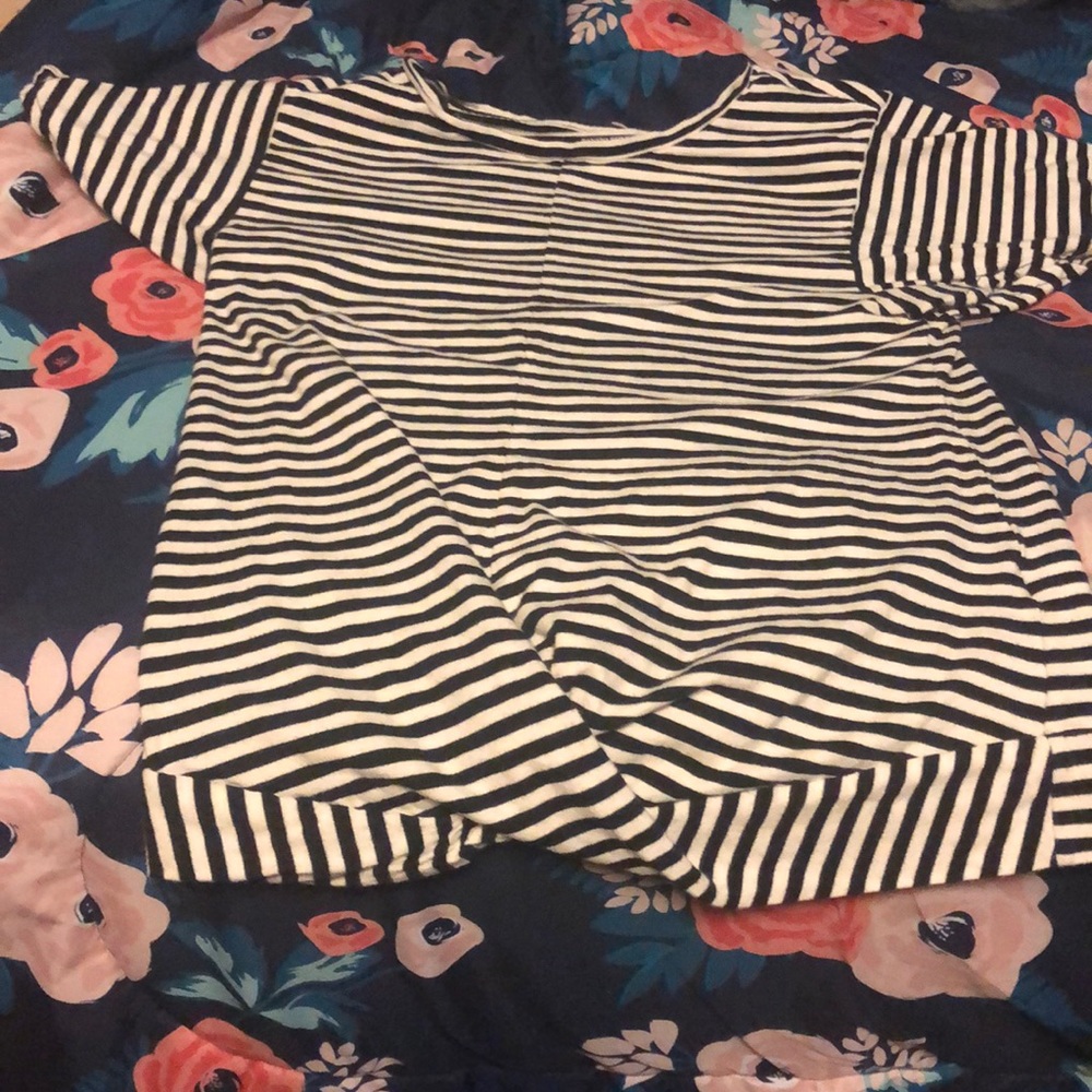 Black and white banana republic top